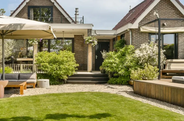 Gartenanlage mit Rasen und Sitzbereich
